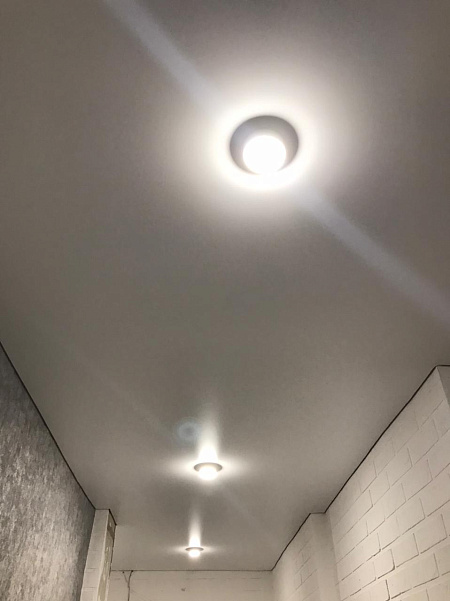 Парящий натяжной потолок с матовым полотном белого цвета фото 1