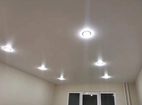 Белый глянцевый натяжной потолок в однокомнатной квартире фото 2