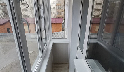 Установили теплые окна и выполнили отделку балкона фото