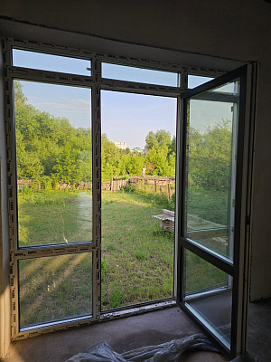 Окно с встроенной дверью для выхода на улицу фото 1