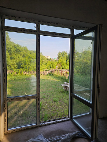 Окно с встроенной дверью для выхода на улицу фото