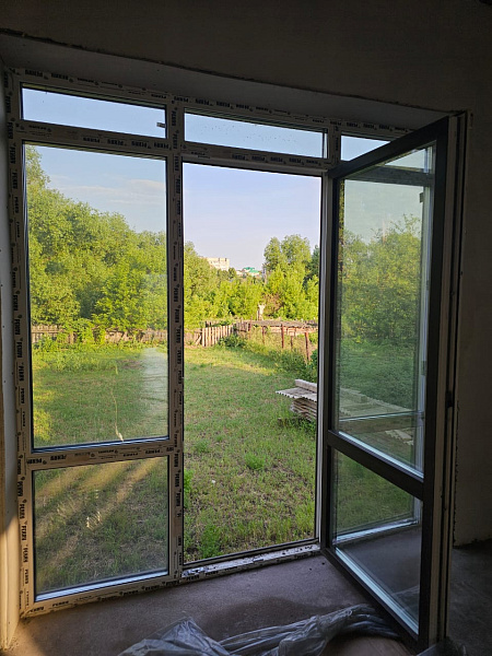 Окно с встроенной дверью для выхода на улицу фото 1