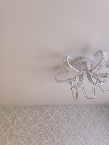 Бесшовный матовый потолок в жилую комнату фото