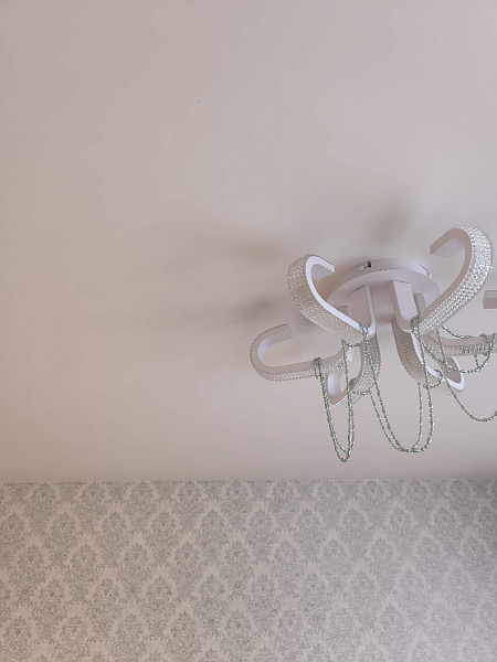 Бесшовный матовый потолок в жилую комнату фото 1