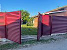 Забор «жалюзи» металлический в красном цвете, 45 метров по периметру, с распашными воротами и калиткой фото 1