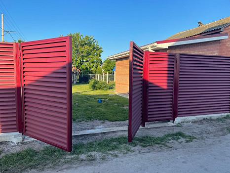 Забор «жалюзи» металлический в красном цвете, 45 метров по периметру, с распашными воротами и калиткой фото