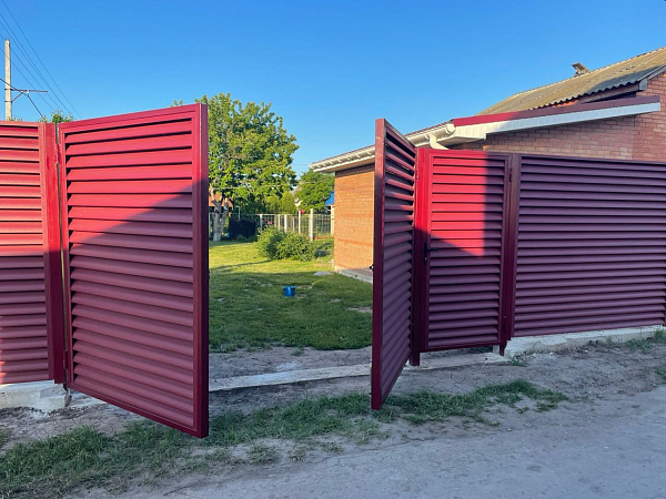 Забор «жалюзи» металлический в красном цвете, 45 метров по периметру, с распашными воротами и калиткой фото 1