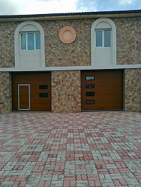 Секционные гаражные ворота под дерево со встроенной калиткой фото 1