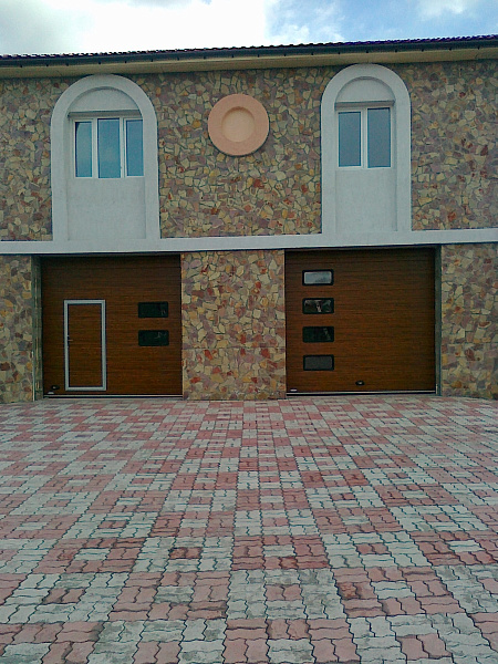 Секционные гаражные ворота под дерево со встроенной калиткой фото 1