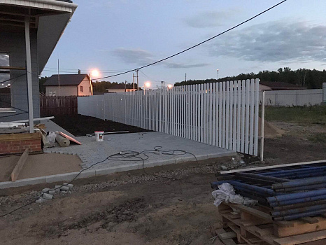 Забор из белоснежного евроштакетника с односторонней зашивкой фото