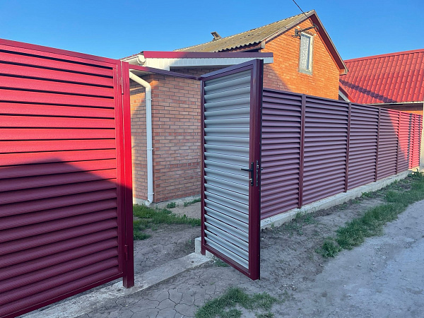 Забор «жалюзи» металлический в красном цвете, 45 метров по периметру, с распашными воротами и калиткой фото 2