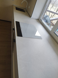 Прямая белая кухня в частный дом с установкой и комплектацией техникой под ключ фото 7