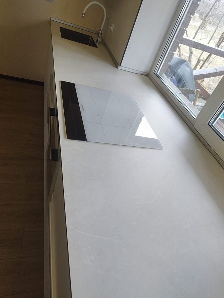 Прямая белая кухня в частный дом с установкой и комплектацией техникой под ключ фото 7