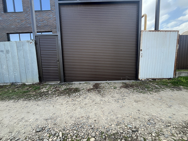 Гаражные ворота с подъемным механизмом и калитка фото 1