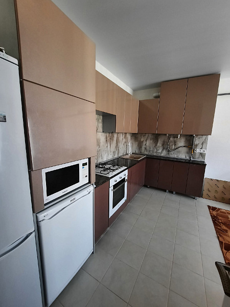 Недорогая кухня с комбинированными фасадами  фото 2