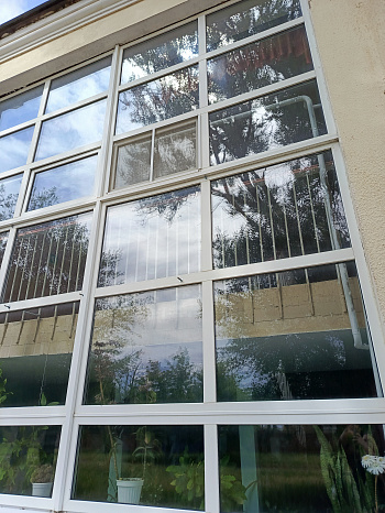 Установили витражные окна Reynaers в музыкальной школе (витражный фасад) фото
