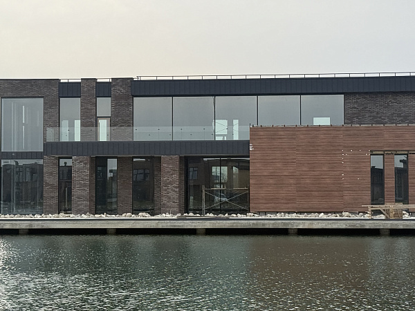 Остекление коммерческого объекта фасадными системами Schuco фото 1