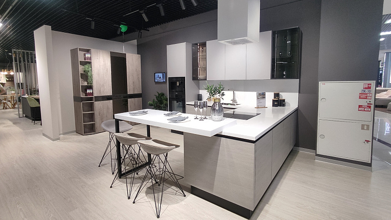 Кухня с витринами из стекла с подсветкой  фото 2