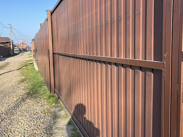 Откатные ворота коричневого цвета с автоматическим приводом фото 3