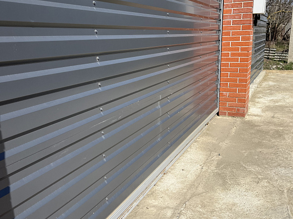 Откатные ворота при въезде на участок фото 3