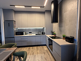 Г-образная кухня со встраиваемой техникой