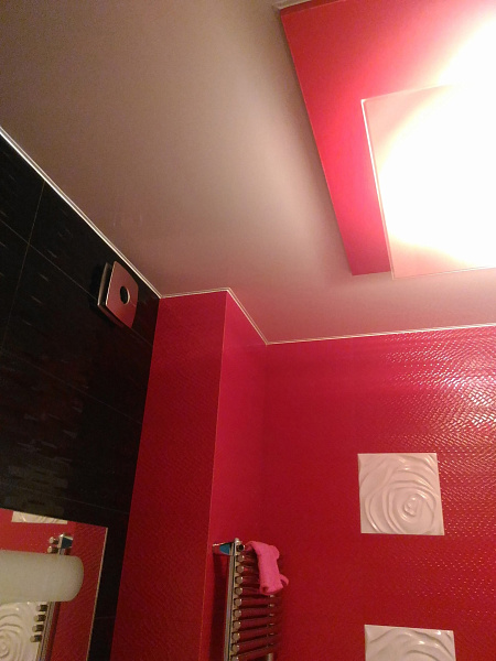 Стильный натяжной потолок в сан узле с монтажом электрики и акцентной люстрой фото 1