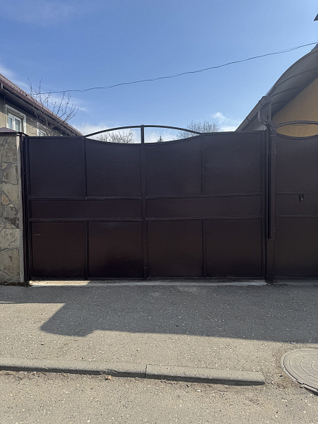 Металлические ворота с элементами ковки для частного дома фото 2