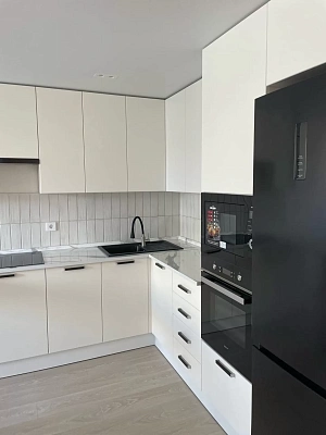 Установили гарнитур с матовыми фасадами в духе минимализма фото 2