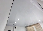 Завершили монтаж белого глянцевого потолка с точечными светильниками фото 3