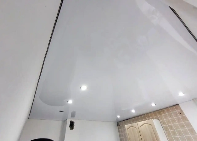 Завершили монтаж белого глянцевого потолка с точечными светильниками фото 3