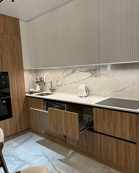 Пятиметровая кухня со шпонированными фасадами и рифлеными панелями фото 3