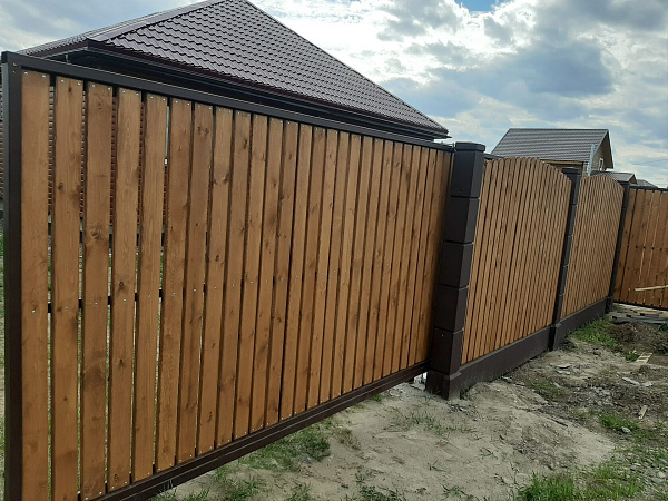 Откатные ворота с заполнением деревянным штакетником фото 2
