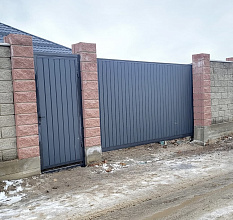 Автоматические откатные ворота Alutech и отдельностоящая калитка фото 1