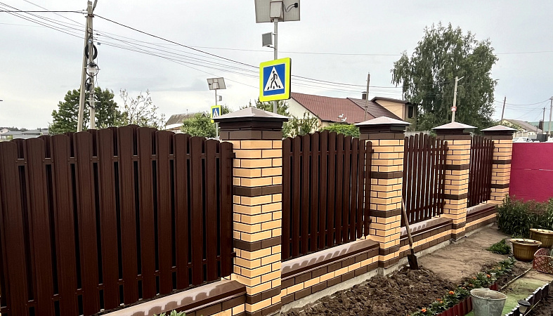 Установка забора из металлического штакетника на кирпичных столбах фото 2