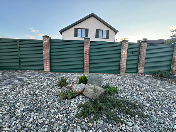 Забор Alutech в стиле «жалюзи» с калиткой и электромагнитным замком фото 1