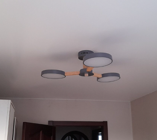 Установили сатиновый натяжной потолок из полотна бренда MSD в спальню площадью - 10,5 кв.м. фото 2