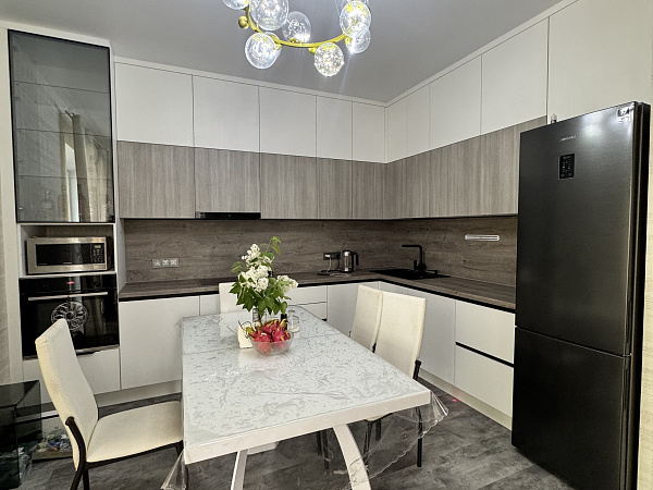 Завершили монтаж угловой кухни со стеклянным атриумом фото 4