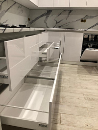 Сдали заказчику кухонный гарнитур в премиальной комплектации благородного белого цвета фото 3