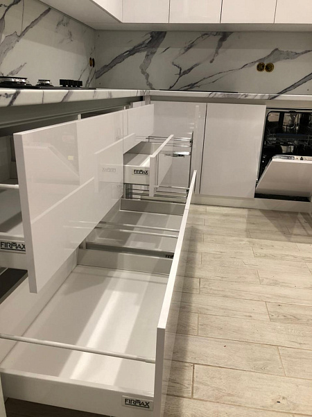 Сдали заказчику кухонный гарнитур в премиальной комплектации благородного белого цвета фото 3