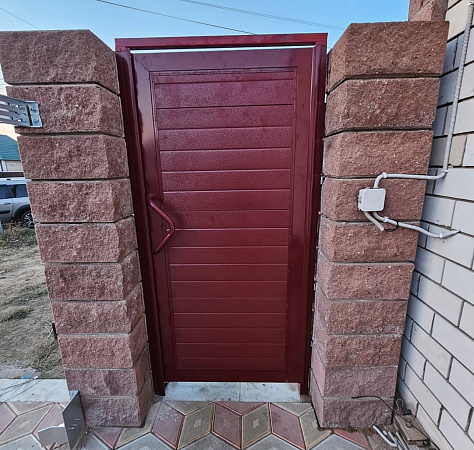 Установка откатных ворот DoorHan с отдельностоящей калиткой фото 2