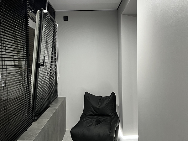 Натянули теневой потолок во всей квартире фото 3