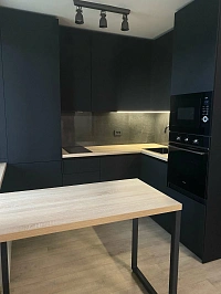 Изготовили черную матовую кухню в минималистичном дизайне фото 2