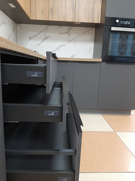 Кухонный гарнитур в стиле современного модерна, в темных тонах и со стеклянной тонированной витриной фото 3