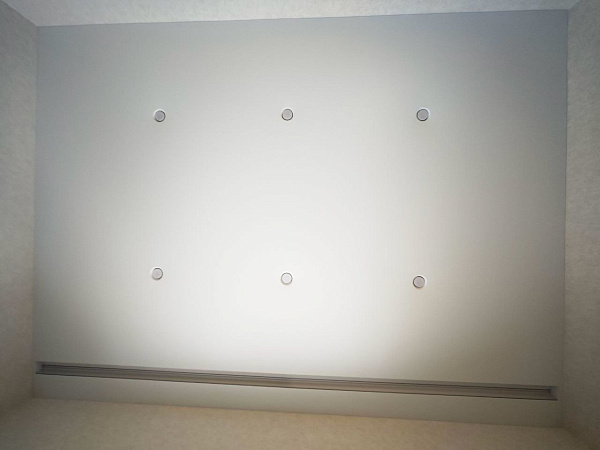 Натяжной огнеупорный поток в спальню + 6 минималистичных светильников фото 1