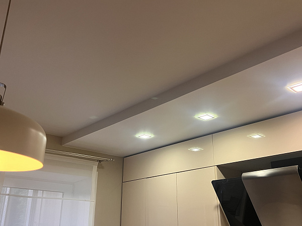 Натянули двухуровневый потолок в гостиной и спальне фото 1