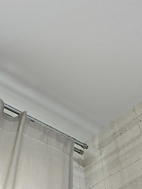 Замена натяжного потолка в гостиной комнате фото 3