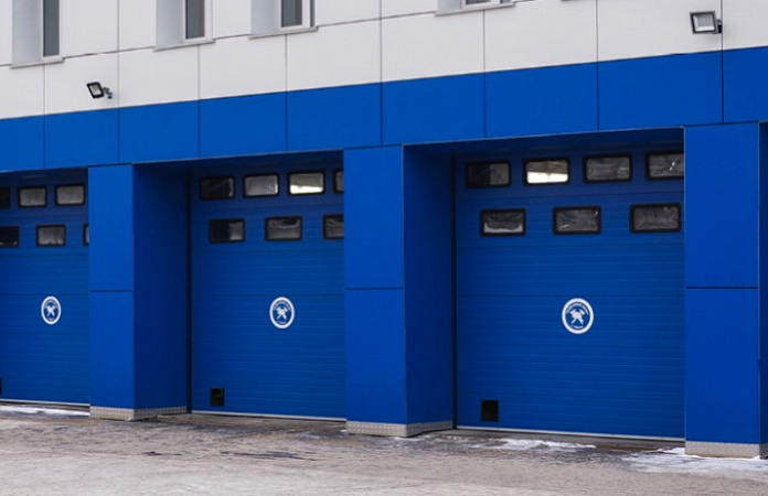 Смонтировали промышленные секционные ворота для автосервиса на базе решений DoorHan фото 1