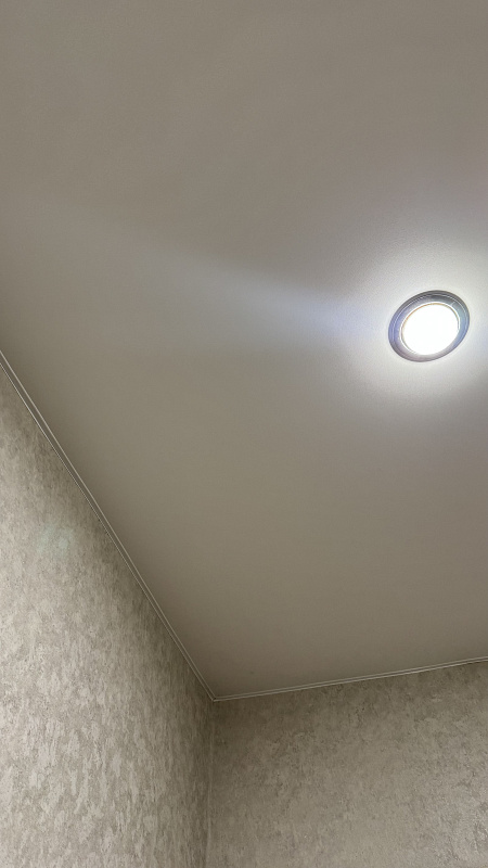 Белый натяжной потолок из сатина с мягким рассеиванием света фото 3