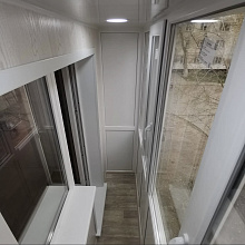 Остекление балкона с недорогой отделкой под ключ фото 1
