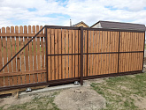 Откатные ворота с заполнением деревянным штакетником